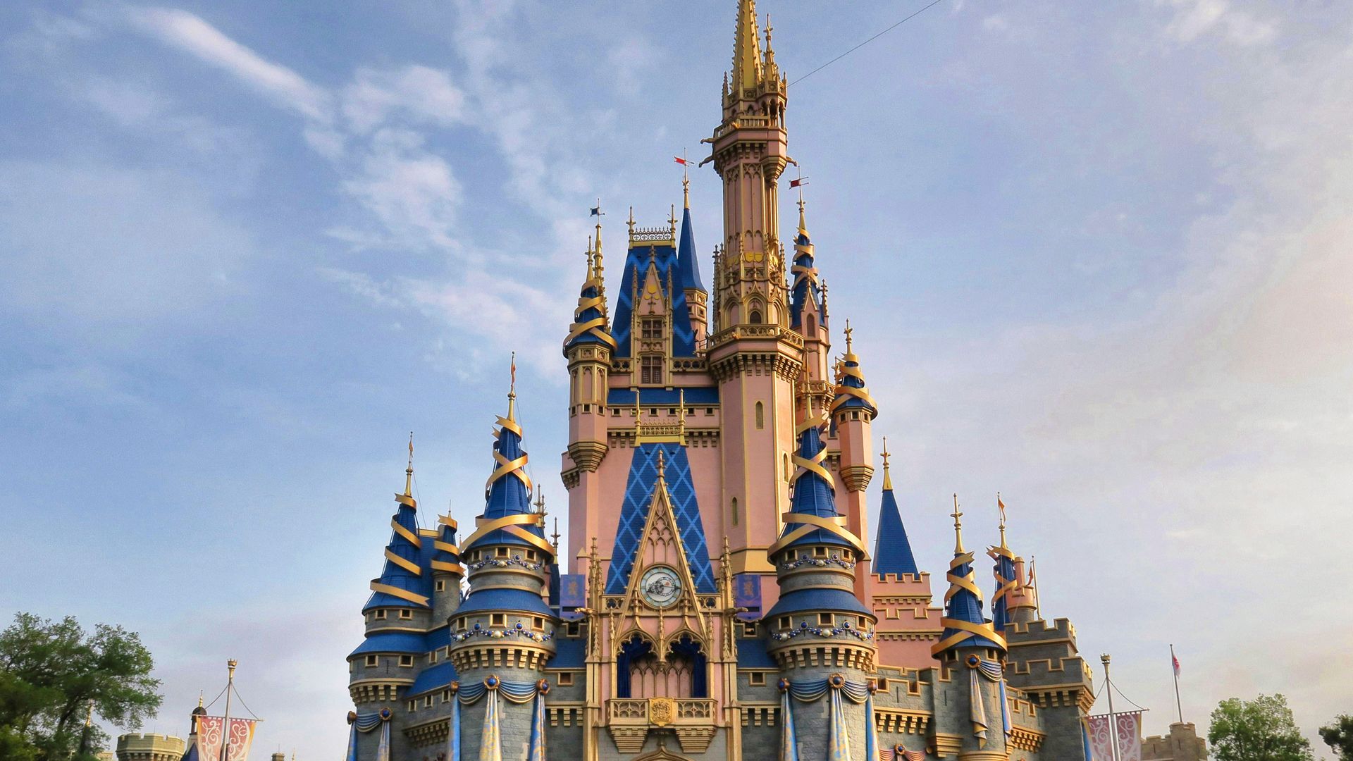 Holiday hotspot airport close to cancelling all landings due to US government shutdown